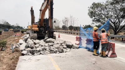 Pengendara Harap Hati-hati, Jalan Tol Cipali Sedang Diperbaiki