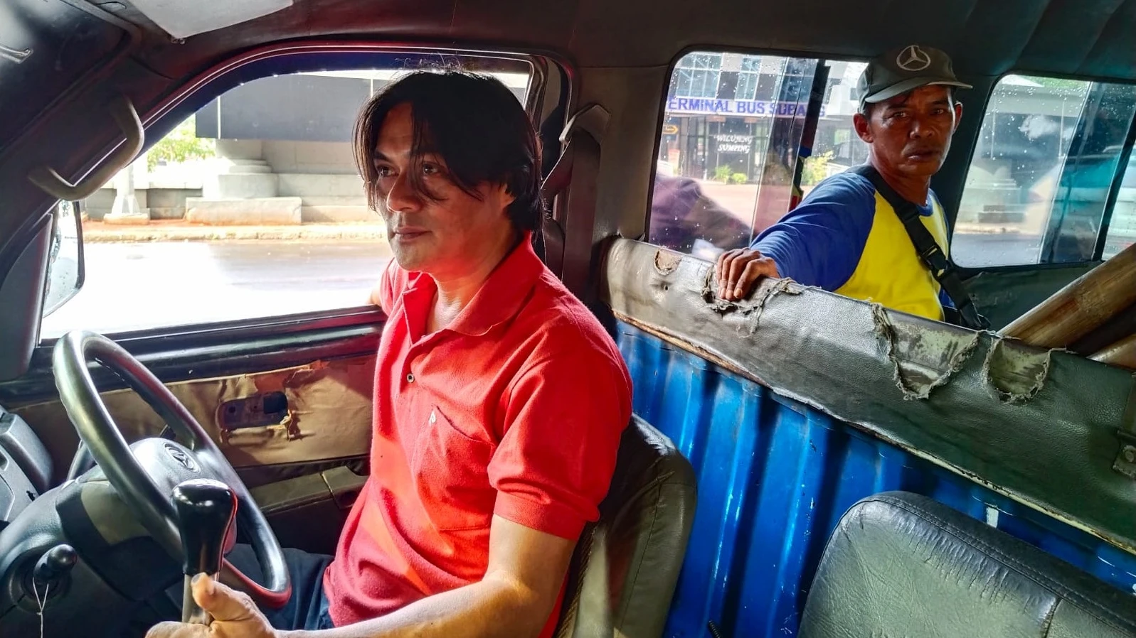 Cerita Sopir Angkot: Mengais Rezeki dari Setiap Liter Bensin