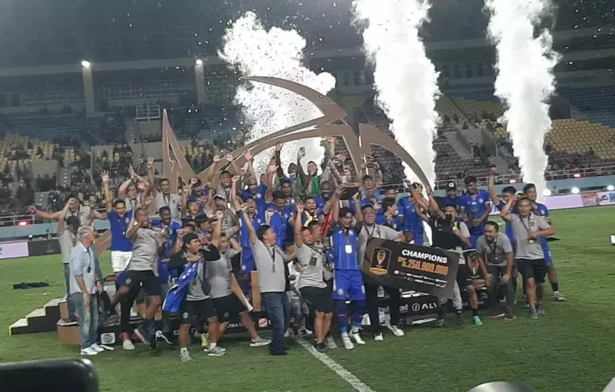 Arema FC Juara Piala Presiden 2024 Usai Mengalahkan Borneo FC Lewat Adu Penalti