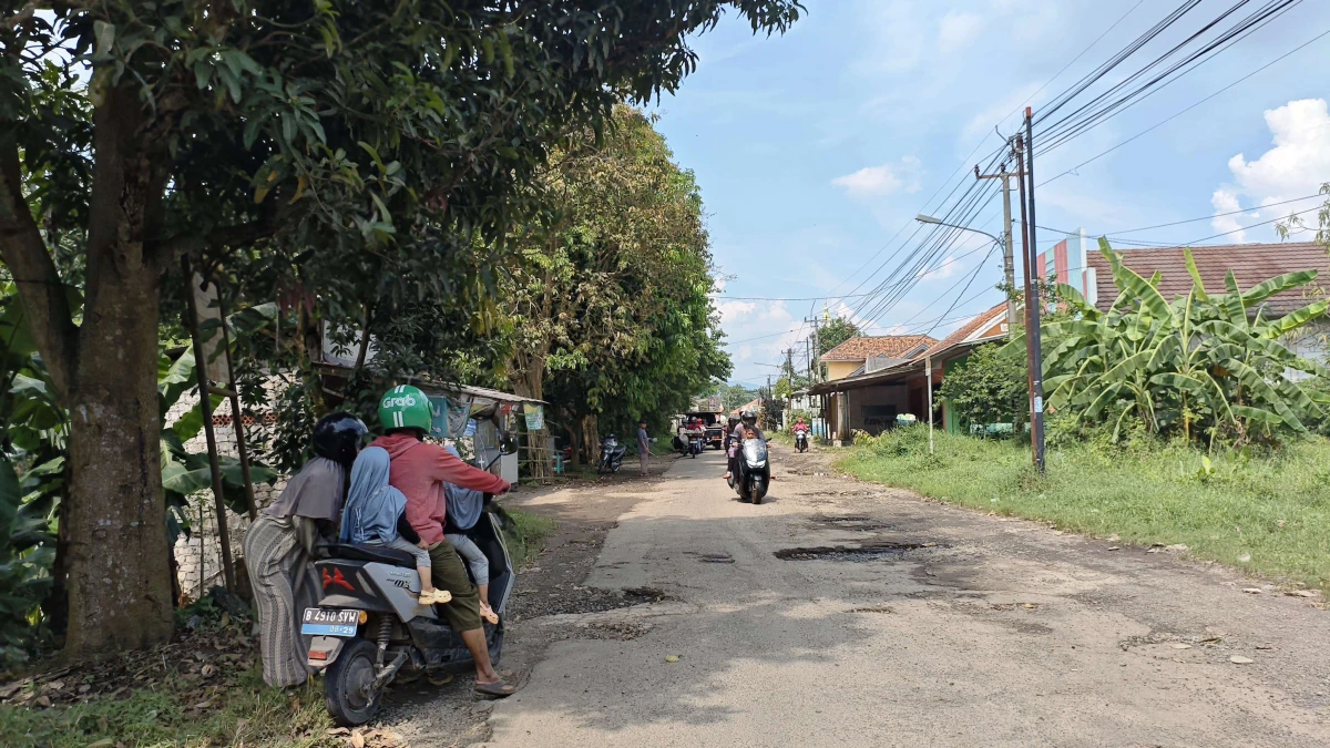 Ruas Jalan Cidahu-Gambarsari Rusak Berlubang, Warga Minta Pemda Subang Segera Perbaiki