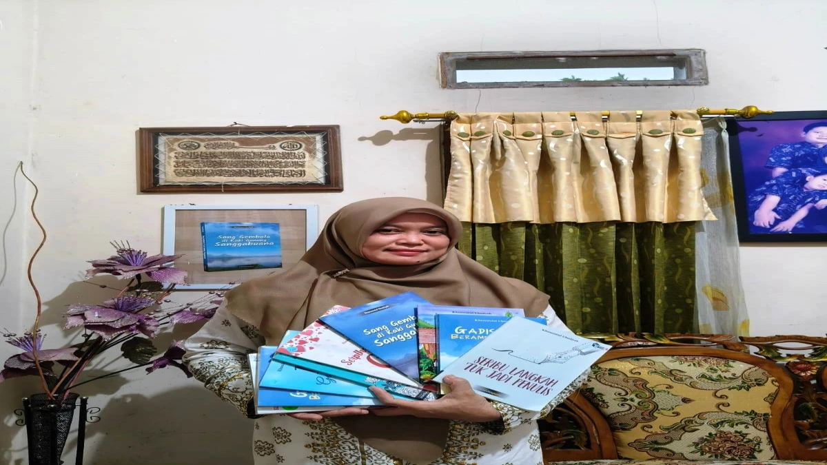 Kepala Sekolah SMPN 2 Cipeundeuy, Khususiatul Ubudiyah Insan Pendidikan di Subang Produktif Menulis Buku