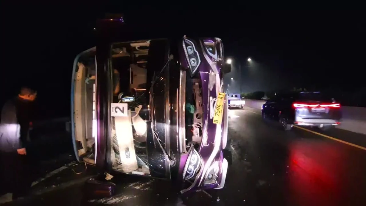 Bus Rombongan Peziarah Alami Kecelakaan Tunggal di Tol Cipularang KM 70