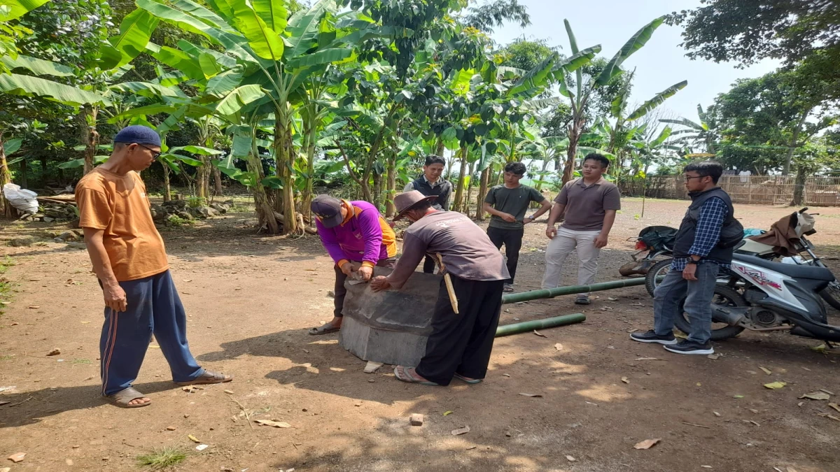 Tangkal Serangan Tikus, KKN IPB Bantu Petani Buat Rumah Burung Hantu di Desa Mekarwangi