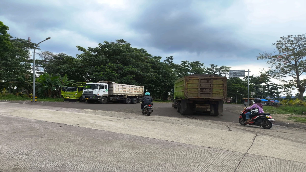 Dump Truk Tanpa Terpal Penutup, Bahayakan Keselamatan Pengendara Lain di Subang
