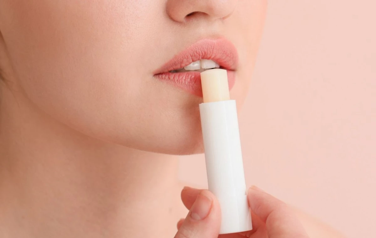 5 Tips Mengatasi Bibir Kering Super Duper Ampuh dan Hasilnya Optimal