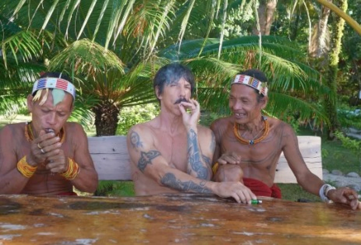 Asoy! Anthony Kiedis Liburan di Mentawai dan Ikut Kumpul Bareng Warlok