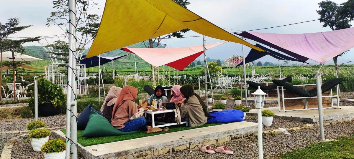 Cafe Tengah Kebun Wisata Kuliner Favorit, Berada di Perkebunan Teh Ciater