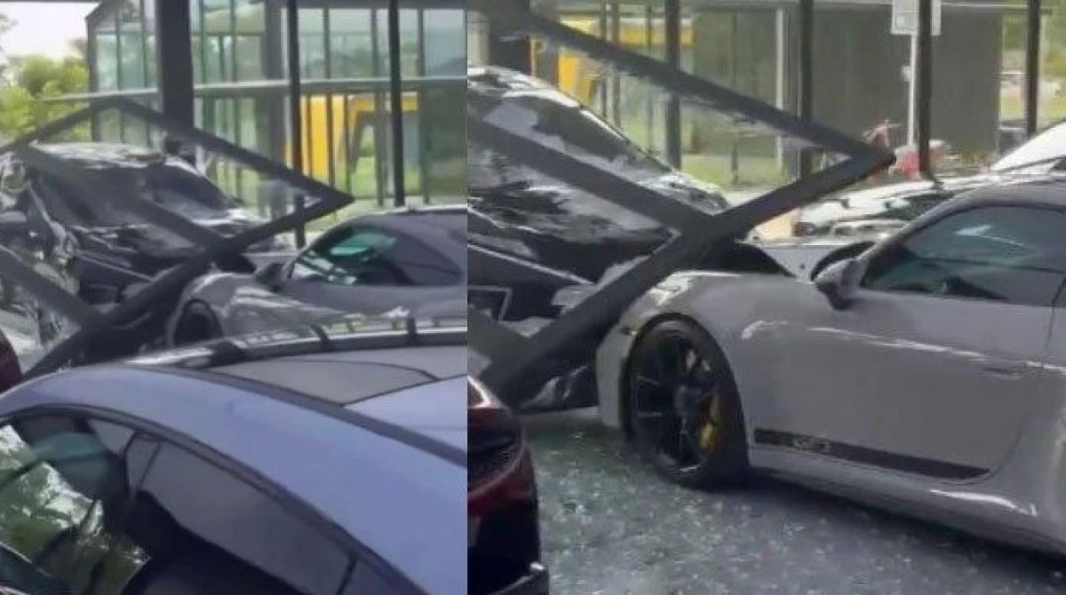 Duh! Sebuah Mobil Xpander Seruduk Porsche yang Lagi Mejeng Cantik di Showroom PIK 2