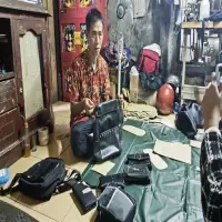 Menjahit Asa dari Benang, 26 Tahun Perjalanan Perajin Tas di Sukamelang Kasomalang Subang