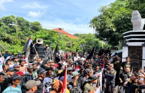 Sejumlah Buruh Tambang di Subang Demo di Depan Kantor DPRD, Situasi Memanas