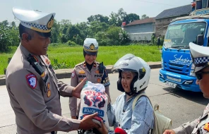 Disiplin Lalu Lintas, Pengendara Dapat Hadiah Beras di Subang