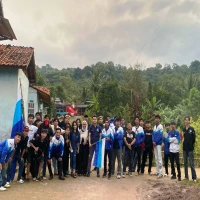 XTC Purwakarta Berbagi Takjil untuk Warga Terdampak Banjir di Cikaobandung