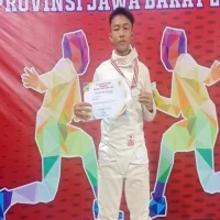 Zidan Siswa SMPN 1 Purwakarta Raih Juara 2 di Kejurda Anggar Jawa Barat