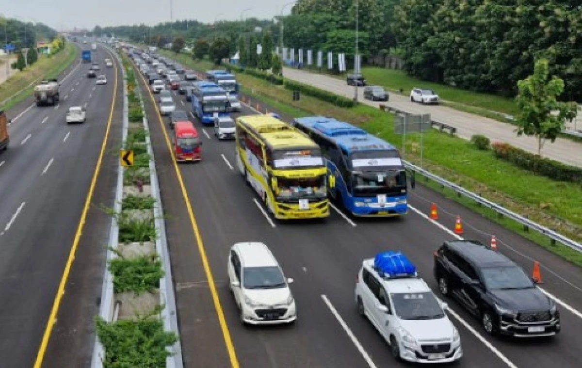 KM 94 Tol Cipali Mulai Dipadati Pemudik Jelang Lebaran Idul Fitri 1445 H