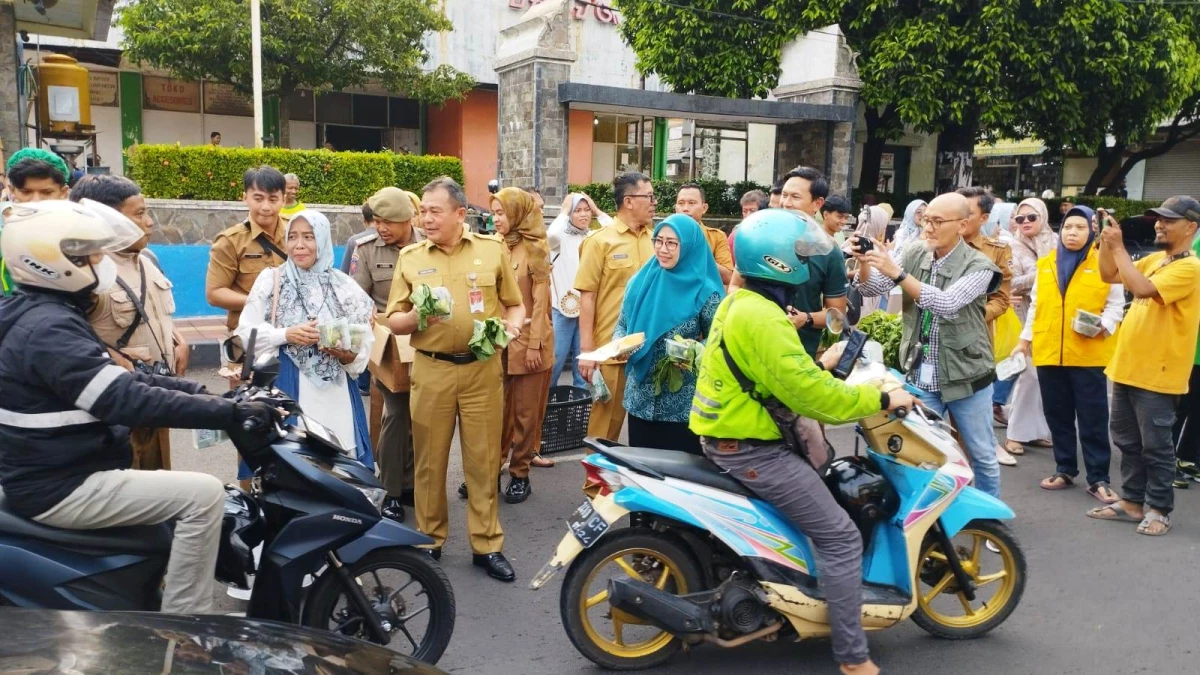 Unik, Ibu-ibu KWT Bagikan Takjil Sayuran Segar di Purwakarta