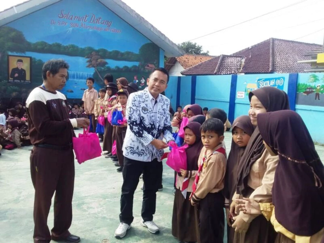 SDN Margahayu Sukseskan Program Berbagi Rantang Cinta