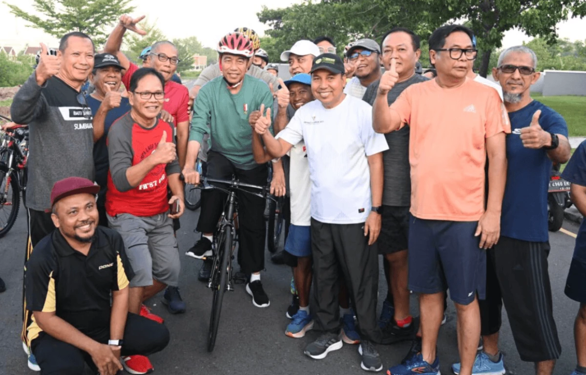Sambut Pagi di Mataram, Presiden Jokowi Gowes Sepeda Bambu