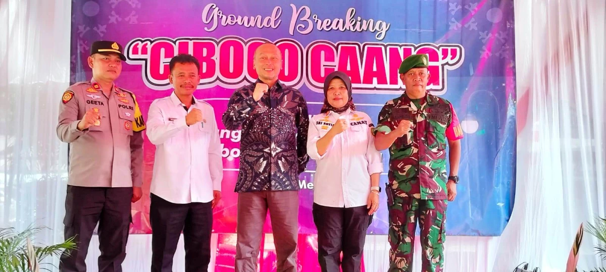 Bos Urip (tengah) diapit oleh Camat Cibogo, TNI dan Polri dalam acara groundbreaking pembangunan PJU.