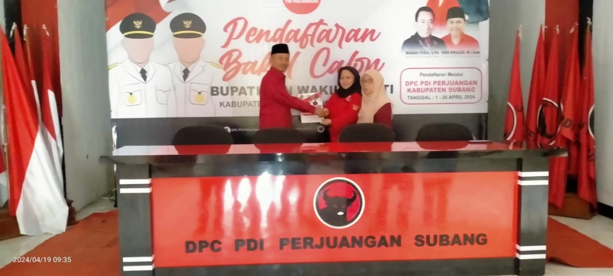 H Ating Rusnatim menyerahkan berkas pendaftaran calon bupati dan wakil bupati Subang di Sekretariat DPC PDI Perjuangan, Jumat (19/4).