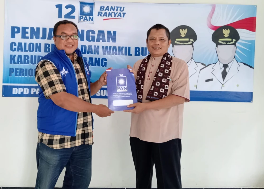 Suryaman (kanan) mengembalikan berkas penjaringan calon bupati dan wakil bupati Subang ke DPD PAN Subang, Senin (20/5).