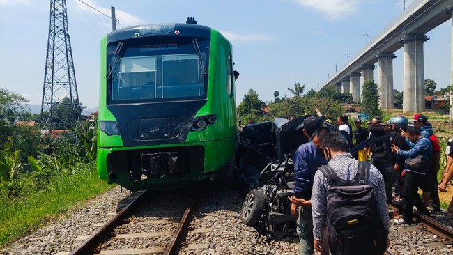 KA Feeder Whoosh Tewaskan Empat Orang di Bandung