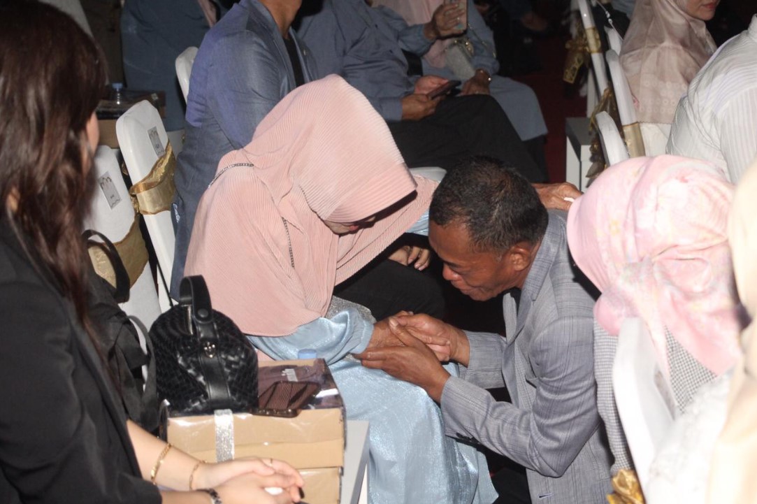 Jadi Sorotan! H Ruhimat Sungkem ke Ibu Kandungnya di Acara Apresiasi Jawara