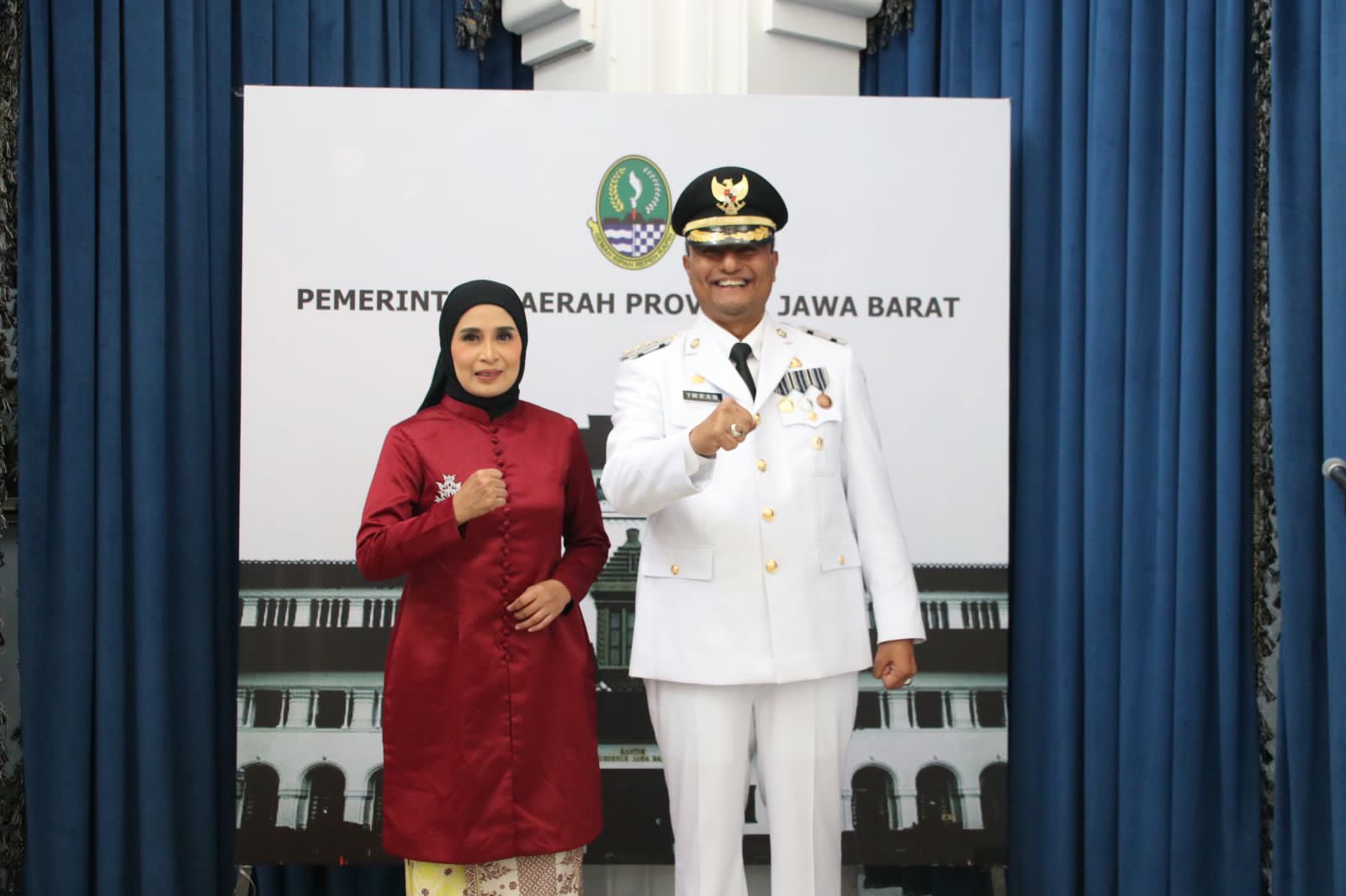 Penjabat Bupati Subang Imran bersama dengan istri usai dilantik di Gedung Sate, Selasa sore (19/12).