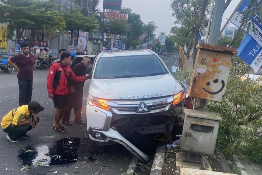 Pajero Sport Hilang Kendali Tabrak Median Jalan Jl Cipto dan Pohon