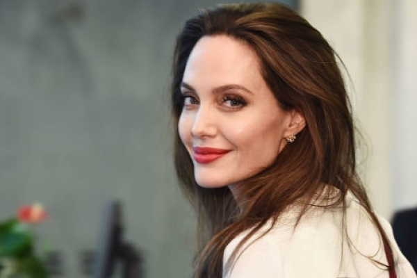 Angelina Jolie Alami Bell's Palsy Gegara Stres Cerai dengan Brad Pit
