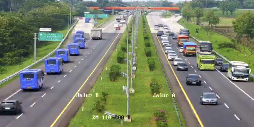 Kondisi lalu lintas di Tol Cipali tepatnya di KM 110 Subang, Senin pagi (25/12). (cctv/bpjt.pu)