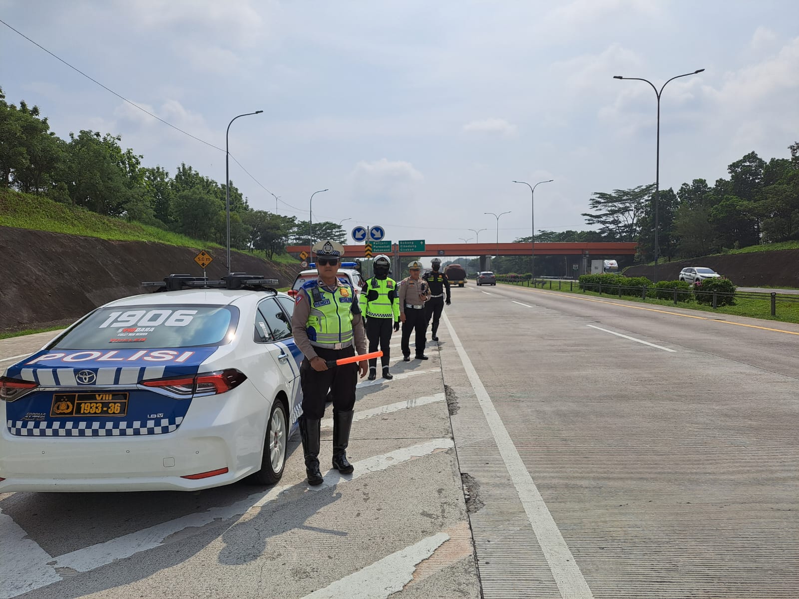 Petugas kepolisian saat mengamankan lalu lintas di Tol Cipali.