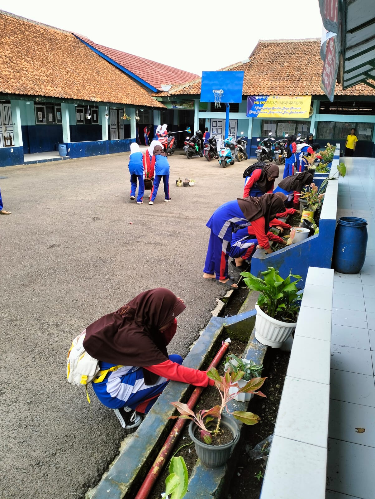 Siswa-siswi di salah satu sekolah di Subang menyukseskan program Jumat Bersih.