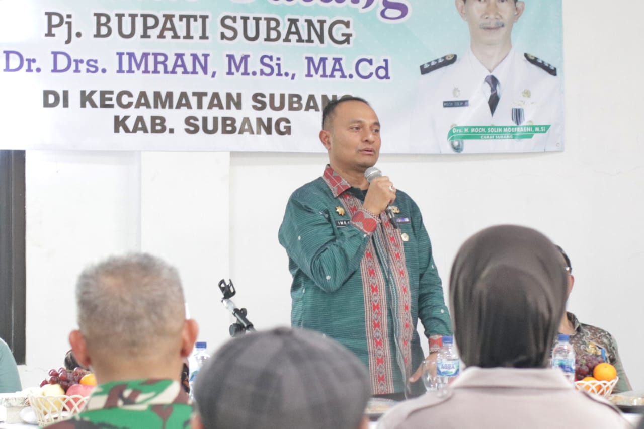 Penjabat Bupati Subang Dr Imran saat bersilaturahmi dengan ASN di Kantor Kecamatan Subang, Jumat (5/1).