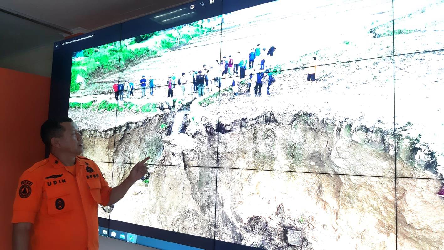 Kepala Pelaskanan BPBD Kabupaten Subang, Udin Jazudin saat menunjukan pemetaan daerah rawan bencana di Subang.