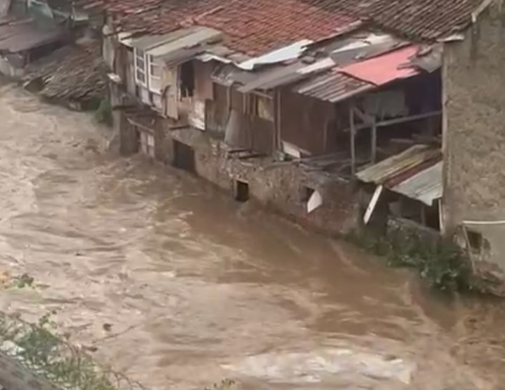 Sungai Cikapundung Meluap, Ratusan Rumah di Braga Terendam Banjir