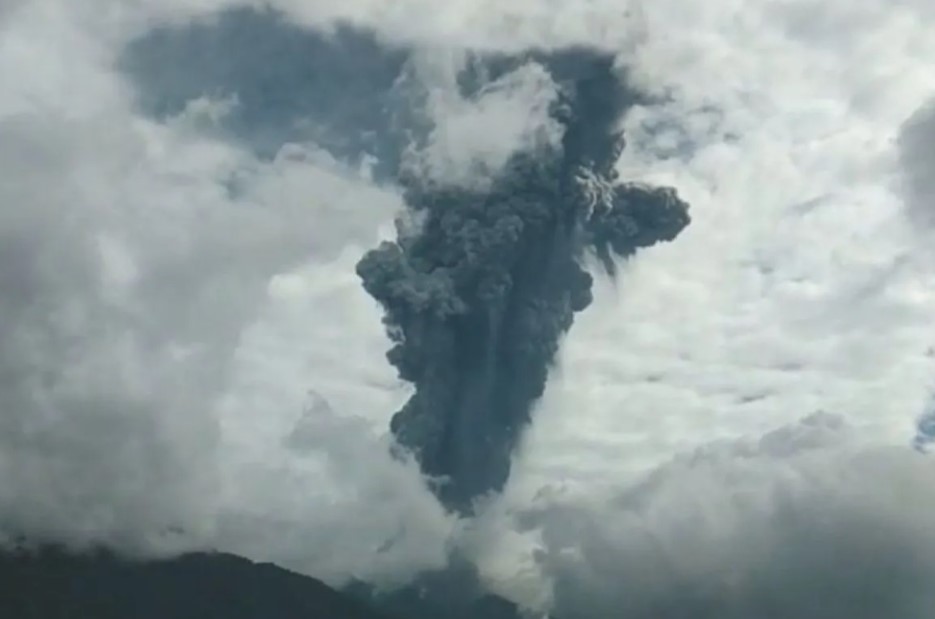 Gunung Marapi Kembali Erupsi, Muntahkan Abu Vulkanik Setinggi 1 Kilometer