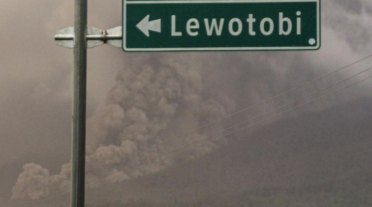 Gunung Lewotobi Erupsi Disertai Awan Panas 2 Kilometer