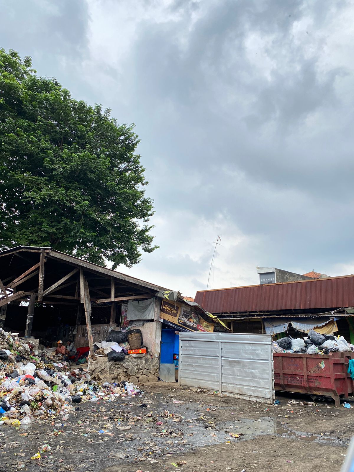 Pedagang Keluhkan Bau Sampah di Pasar Pujasera Subang