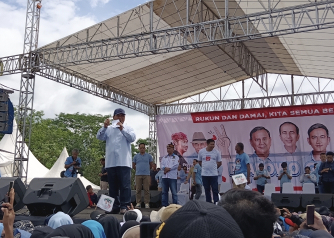 Prabowo Subianto saat kampanye di Lapangan Desa Rawalele Subang pada Sabtu (27/1).