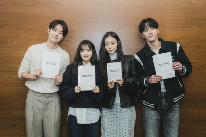 Choi Woo Shik dan Park Bo Young Dikonfirmasi Main Drama Bareng Karya Penulis 'Our Beloved Summer'
