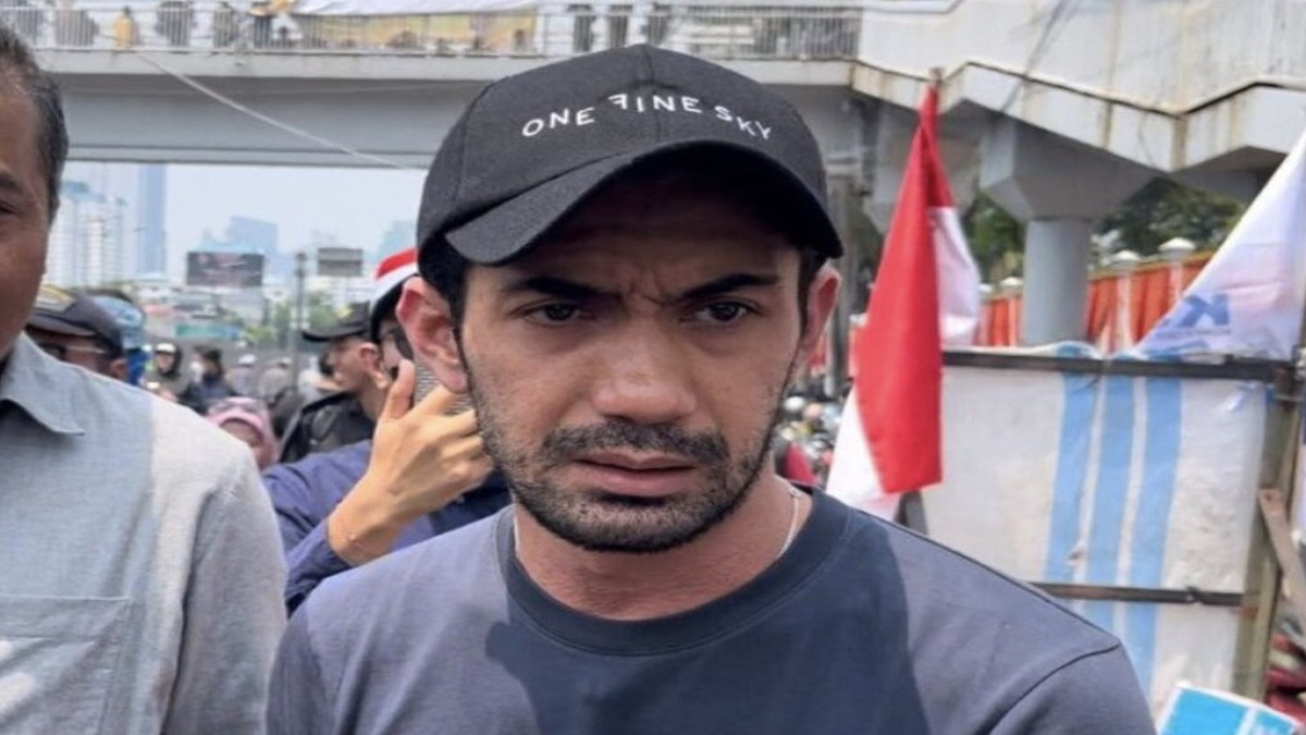 Aktor Kenamaan Indonesia Reza Rahardian Ikut Demo Kawal Putusan MK di Senayan