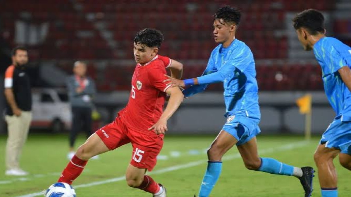 Pesepak bola Timnas Indonesia U-17 saat pertandingan persahabatan internasional di Stadion Kapten I Wayan Dipta Gianyar, Bali, Minggu (25/8/2024). Sumber ANTARA FOTO/Fikri Yusuf/YU