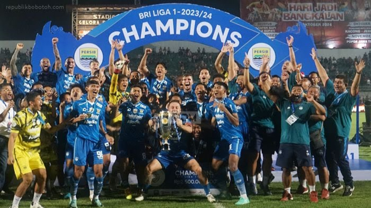 TIm Persib Bandung mengangkat trofi Juara Liga 1 2023/2024 di Stadion Bangkalan, Madura, Jumat 31 Mei 2024. (Adam Husein/REPUBLIKBOBOTOH.COM)