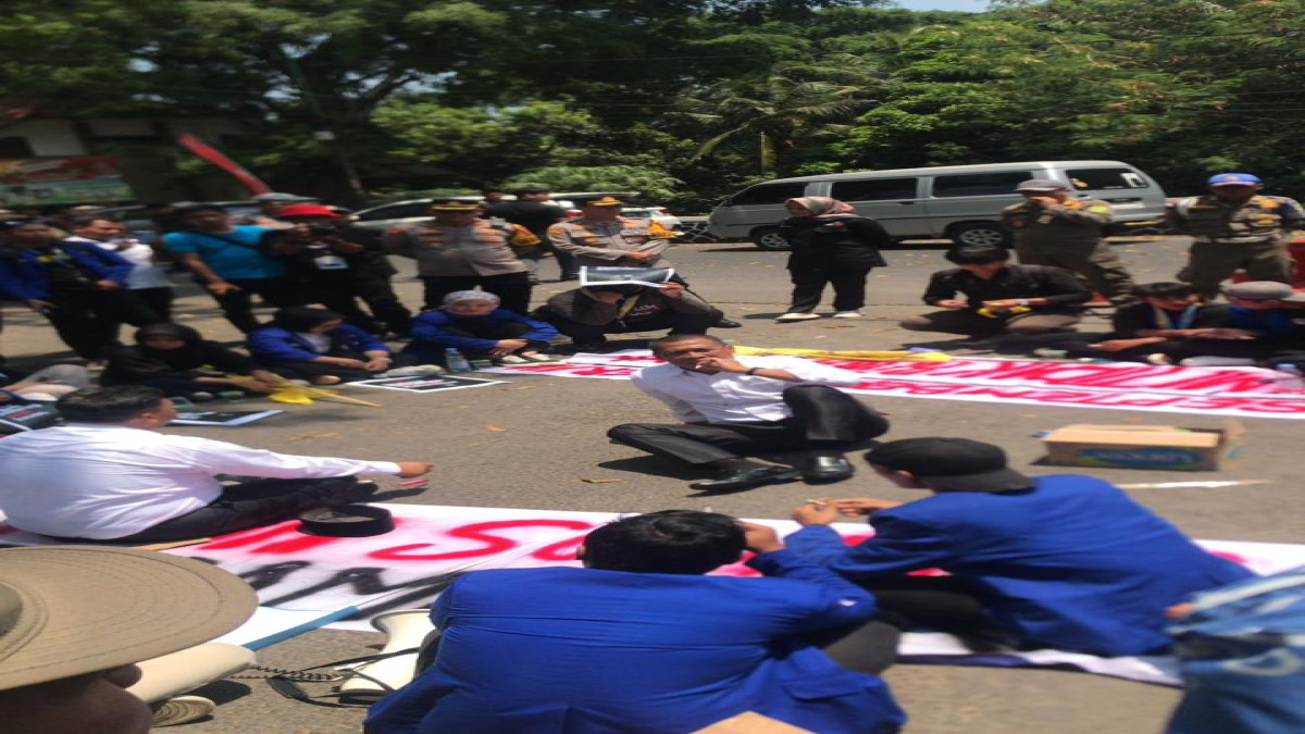 Pelantikan DPRD Subang Diwarnai Aksi Demo Mahasiswa, Hendra Purnawan Apresiasi dan Ajak Diskusi