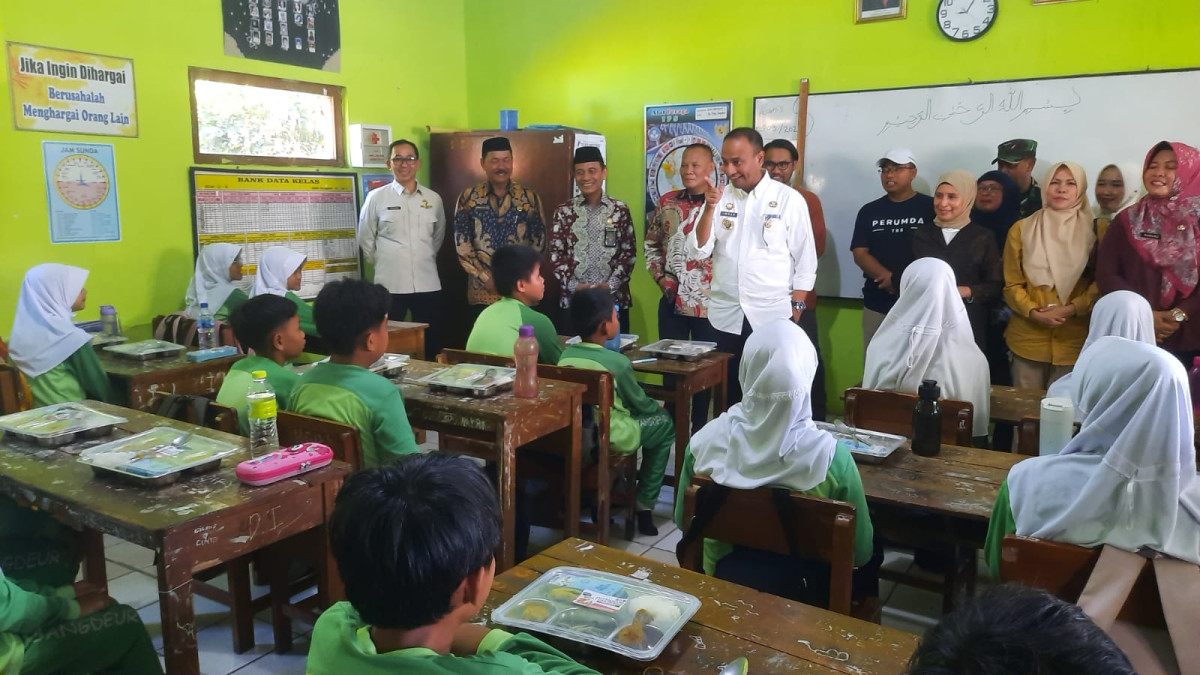 SUBANG-Pj Bupati Subang secara resmi meluncurkan simulasi program makan siang bergizi dan sehat bersama Forum BUMD Plus di SDN 1 Dangdeur, pada Jum'at (6/9).