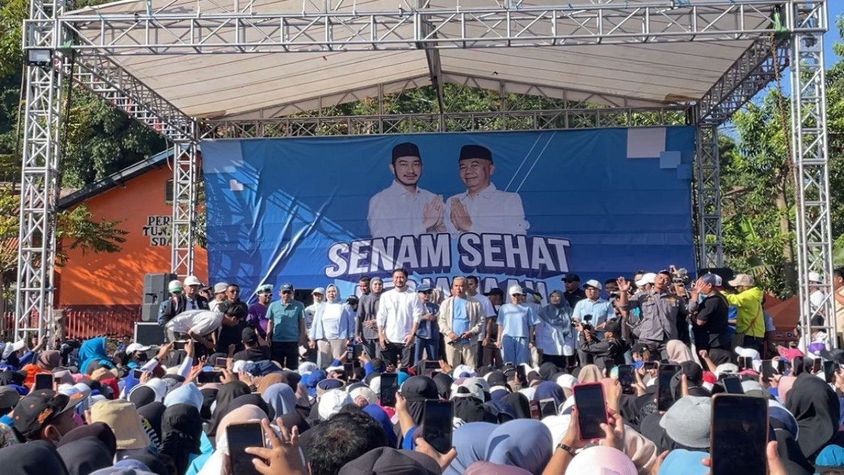 Bakal calon bupati dan wakil bupati Kabupaten Bandung Barat (KBB) Jeje Ritchie Ismail-Asep Ismail menggelar senam dan gerak jalan santai bareng warga Desa Gudangkahuripan, Kecamatan Lembang, di Lapang Bola Sinapeul, Sabtu 7 September 2024.