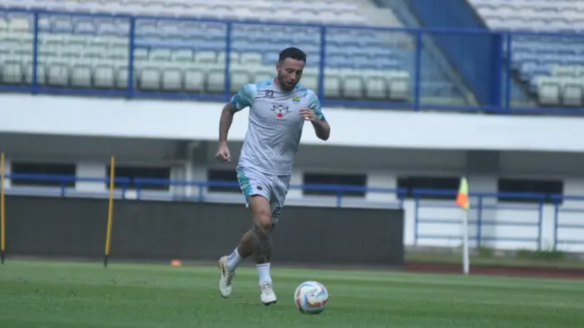 Marc Klok saat berlatih di Stadion Persib. Sumber foto (Bola.com/Erwin Snaz)