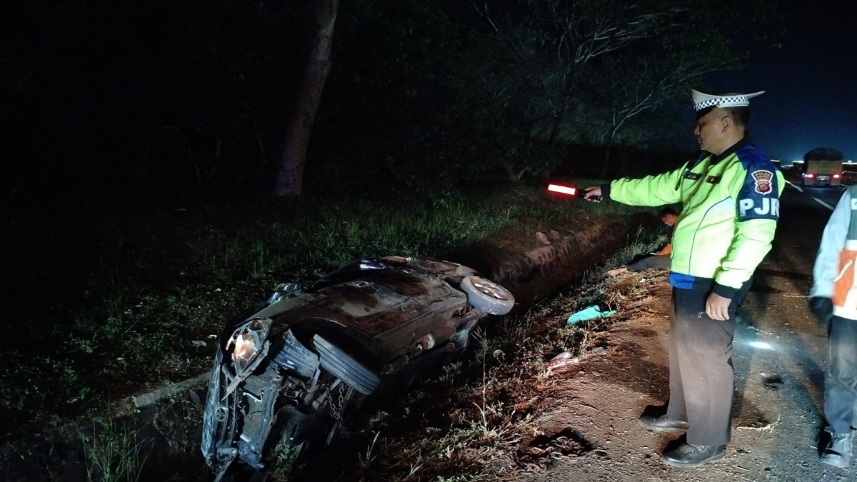 Bangkai mini bus kecelakaan lalu lintas di Tol Cipali Subang.