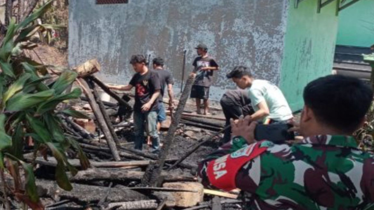 Warga saat membersihkan puing-puing sisa kebakaran salahsatu rumah warga Desa Gunungsari, Kecamatan Pagaden.