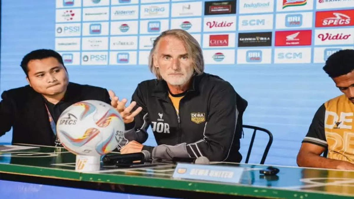 Pelatih Dewa United, Jan Olde Riekerink saat konferensi pers jelang laga melawan Bali United Sumber foto (dewaunited.com)